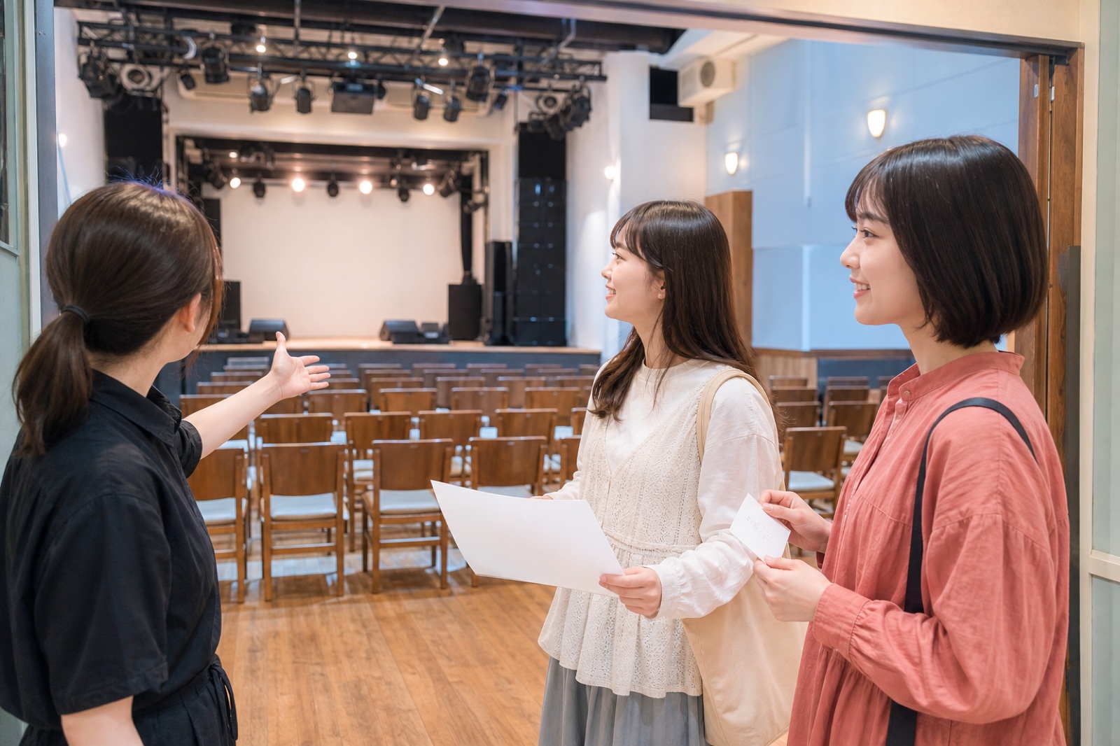 ステージと客席の距離が近い明るいライブ会場