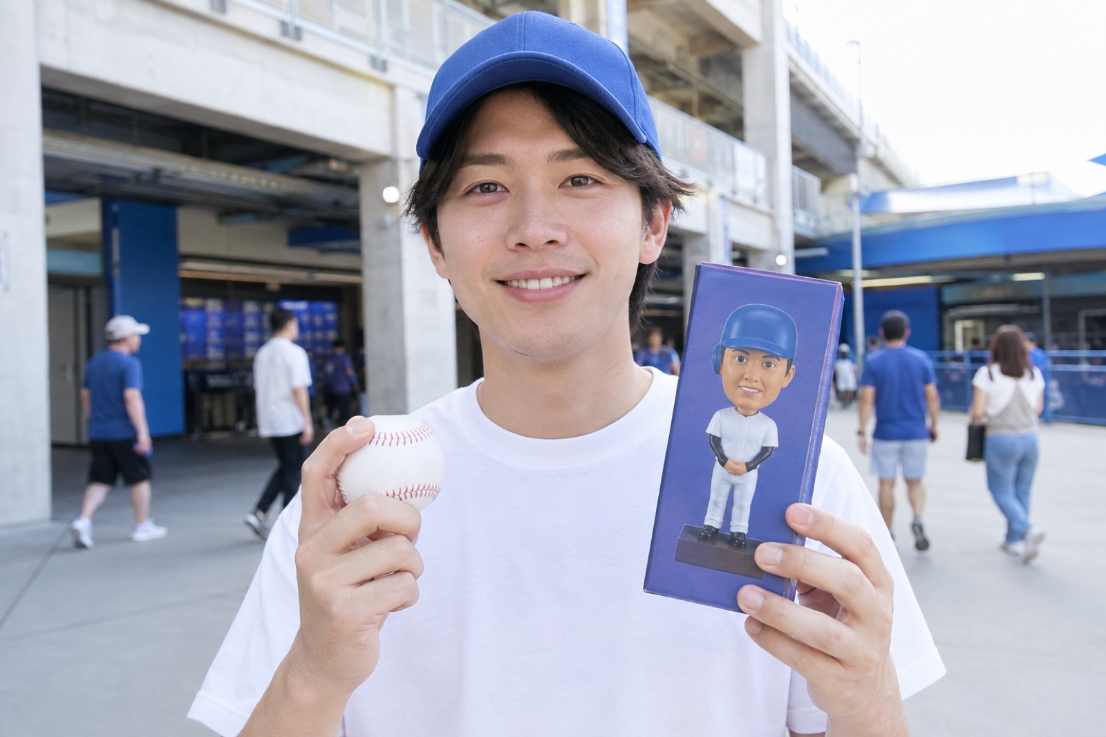 MLBの球場で配布グッズを受け取る観客のイメージ